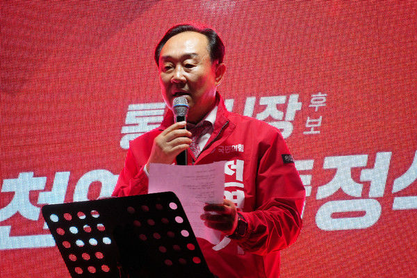 [통영=뉴시스] 신정철 기자= 경남 통영시장 선거 국민의힘 천영기 후보 선거대책본부 [전진캠프]가 21일 오후 6시 30분, 무전동 삼성생명빌딩 앞에서 지지자 및 통영 시민들이 대거 집결한 가운데 ‘더 큰 통영발전’ 출정식을 개최하며 압승을 향한 전진을 시작했다.사진은 천영기 후보가 출정식에서 "욕을 먹더라도 오직 통영발전이라는 결과물을 만들고 책임지는 시장이 되겠다”고 말했다.(사진=독자 제공).2026.05.21. photo@newsis.com *재판매 및 DB 금지