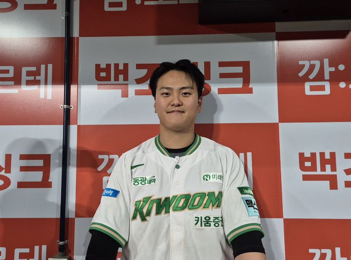 [서울=뉴시스] 문채현 기자 = 프로야구 키움 히어로즈의 김건희가 21일 서울 고척스카이돔에서 열리는 2026 신한 쏠 KBO리그 SSG 랜더스와의 경기에서 승리한 뒤 취재진을 만나 인터뷰를 하고 있다. 2026.05.21. dal@newsis.com *재판매 및 DB 금지
