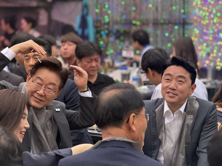 이재명 대통령이 21일 서울 종로구 익선동 일대를 깜짝 방문해 시민들과 인사를 나눴다. 강훈식 대통령비서실장이 동행했다. [사진=강훈식 대통령비서실장 엑스 갈무리] *재판매 및 DB 금지