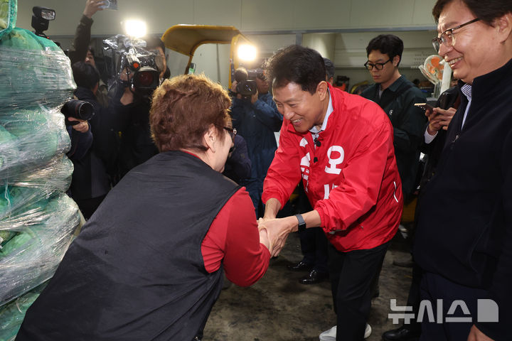 [서울=뉴시스] 고승민 기자 = 오세훈 국민의힘 서울시장 후보가 6.3 지방선거 공식 선거운동이 시작된 21일 서울 송파구 가락동 농수산물시장을 찾아 상인과 인사하고 있다. 2026.05.21. kkssmm99@newsis.com