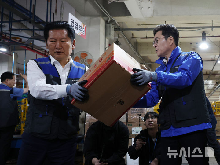 [서울=뉴시스] 배훈식 기자 = 재9회 전국동시지방선거 공식 선거운동이 시작된 21일 오전 서울 광진구 동서울우편집중국에서 정청래(왼쪽) 더불어민주당 대표와 정원오 민주당 서울시장 후보가 택배 분류 작업을 하고 있다. 2026.05.21. dahora83@newsis.com