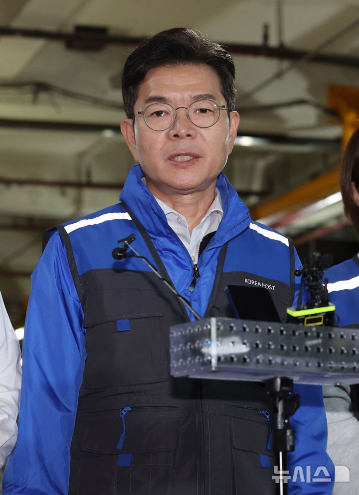 [서울=뉴시스] 배훈식 기자 = 재9회 전국동시지방선거 공식 선거운동이 시작된 21일 오전 서울 광진구 동서울우편집중국에서 정원오 더불어민주당 서울시장 후보가 발언하고 있다. 2026.05.21. dahora83@newsis.com