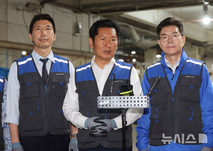 [서울=뉴시스] 배훈식 기자 = 재9회 전국동시지방선거 공식 선거운동이 시작된 21일 오전 서울 광진구 동서울우편집중국에서 정청래 더불어민주당 대표가 발언하고 있다. 왼쪽부터 이정헌 민주당 의원, 정 대표, 정원오 서울시장 후보. 2026.05.21. dahora83@newsis.com