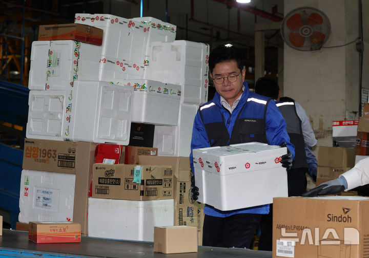 [서울=뉴시스] 배훈식 기자 = 재9회 전국동시지방선거 공식 선거운동이 시작된 21일 오전 서울 광진구 동서울우편집중국에서 정원오 더불어민주당 서울시장 후보가 택배 분류 작업을 하고 있다. 2026.05.21. dahora83@newsis.com