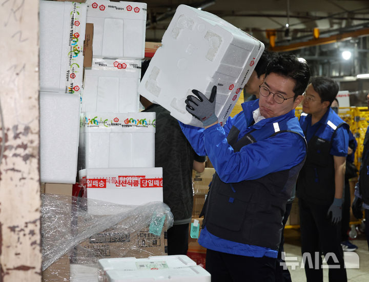 [서울=뉴시스] 배훈식 기자 = 재9회 전국동시지방선거 공식 선거운동이 시작된 21일 오전 서울 광진구 동서울우편집중국에서 정원오 더불어민주당 서울시장 후보가 택배 분류 작업을 하고 있다. 2026.05.21. dahora83@newsis.com