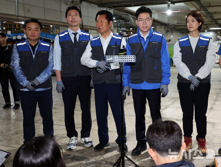 [서울=뉴시스] 배훈식 기자 = 재9회 전국동시지방선거 공식 선거운동이 시작된 21일 오전 서울 광진구 동서울우편집중국에서 정원오 더불어민주당 서울시장 후보가 발언하고 있다. 왼쪽부터 문종철 민주당 광진구청장 후보, 이정헌 의원, 정청래 대표, 정 후보, 고민정 의원. 2026.05.21. dahora83@newsis.com