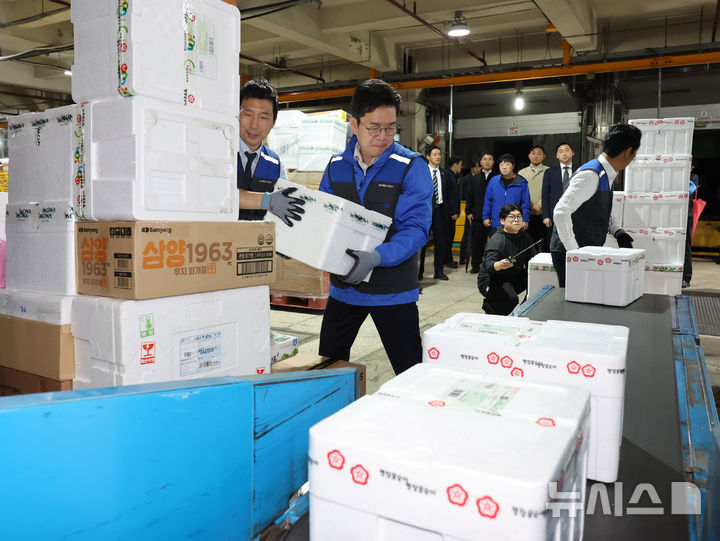 [서울=뉴시스] 배훈식 기자 = 재9회 전국동시지방선거 공식 선거운동이 시작된 21일 오전 서울 광진구 동서울우편집중국에서 정원오 더불어민주당 서울시장 후보가 택배 분류 작업을 하고 있다. 2026.05.21. dahora83@newsis.com