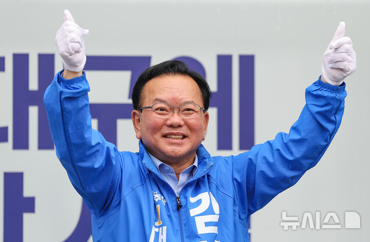 [대구=뉴시스] 이무열 기자 = 김부겸 더불어민주당 대구시장 후보가 제9회 전국동시지방선거 공식 선거운동 첫날인 21일 오전 대구 수성구 범어네거리에서 출근길 시민들에게 지지를 호소하며 인사하고 있다. 2026.05.21. lmy@newsis.com
