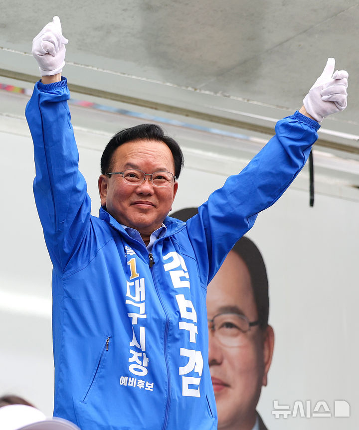 [대구=뉴시스] 이무열 기자 = 김부겸 더불어민주당 대구시장 후보가 제9회 전국동시지방선거 공식 선거운동 첫날인 21일 오전 대구 수성구 범어네거리에서 출근길 시민들에게 지지를 호소하며 인사하고 있다. 2026.05.21. lmy@newsis.com