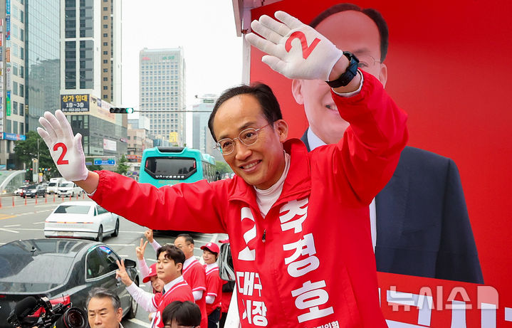 [대구=뉴시스] 이무열 기자 = 추경호 국민의힘 대구시장 후보가 제9회 전국동시지방선거 공식 선거운동 첫날인 21일 오전 대구 중구 반월당네거리에서 출근길 시민들에게 지지를 호소하며 인사하고 있다. 2026.05.21. lmy@newsis.com