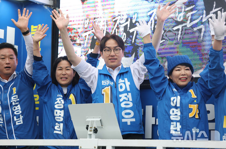 [부산=뉴시스] 김진아 기자 = 제9회 전국동시지방선거 및 국회의원 재·보궐선거의 공식 선거운동이 시작된 21일 하정우(가운데) 더불어민주당 부산 북구갑 국회의원 보궐선거 후보가 부산 북구 구포대교 사거리에서 열린 ‘무적함대 선거대책위원회’ 출정식에서 지지를 호소하고 있다. 2026.05.21. bluesoda@newsis.com