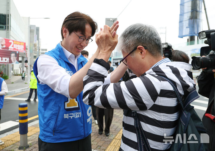 [부산=뉴시스] 김진아 기자 = 제9회 전국동시지방선거 및 국회의원 재·보궐선거의 공식 선거운동이 시작된 21일 하정우 더불어민주당 부산 북구갑 국회의원 보궐선거 후보가 21일 부산 북구 구포대교 사거리에서 열린 ‘무적함대 선거대책위원회’ 출정식에 앞서 시민의 응원을 받고 있다. 2026.05.21. bluesoda@newsis.com