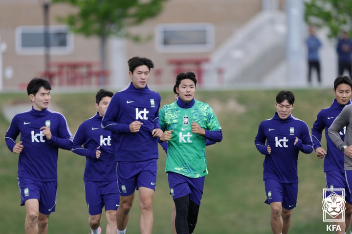 [서울=뉴시스] 2026 국제축구연맹(FIFA) 북중미 월드컵 사전훈련에 돌입한 축구대표팀 조위제와 윤기욱이 20일(현지 시간) 미국 유타주 솔트레이크시티 유트사커필드에서 훈련하고 있다. (사진=대한축구협회 제공) 2026.05.21. photo@newsis.com *재판매 및 DB 금지