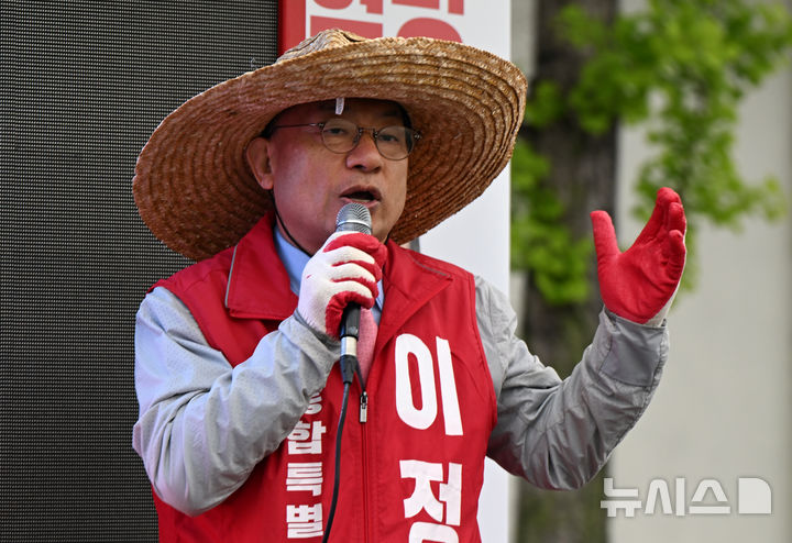 [광주=뉴시스] 박기웅 기자 = 이정현 국민의힘 전남광주통합특별시장 후보가 6·3 지방선거 공식 선거운동 첫날인 21일 오전 광주 광산구 광주송정역 앞에서 출근길 차량 유세를 하고 있다. 2026.05.21. pboxer@newsis.com