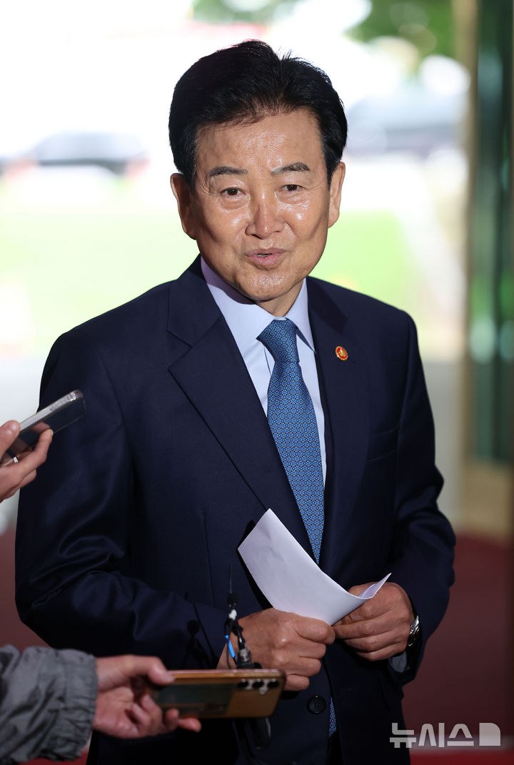 [서울=뉴시스] 김선웅 기자 = 정동영 통일부 장관이 21일 서울 종로구 정부서울청사로 등청하며 기자들과 만나 남북 여자축구 경기 소감 및 시진핑 방북설 관련 입장을 말하고 있다. 2026.05.21. mangusta@newsis.com