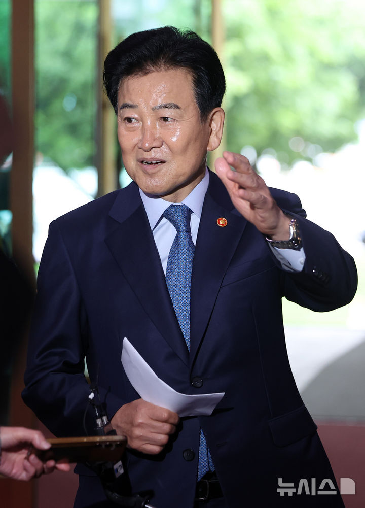 [서울=뉴시스] 김선웅 기자 = 정동영 통일부 장관이 21일 서울 종로구 정부서울청사로 등청하며 기자들과 만나 남북 여자축구 경기 소감 및 시진핑 방북설 관련 입장을 말하고 있다. 2026.05.21. mangusta@newsis.com