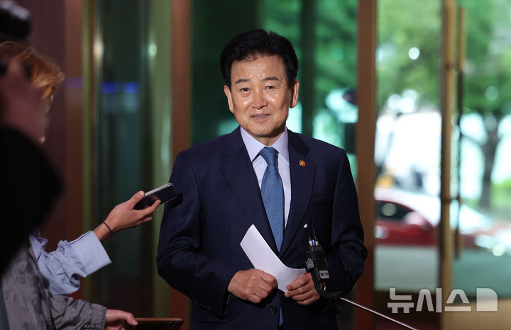 [서울=뉴시스] 김선웅 기자 = 정동영 통일부 장관이 21일 서울 종로구 정부서울청사로 등청하며 기자들과 만나 남북 여자축구 경기 소감 및 시진핑 방북설 관련 입장을 말하고 있다. 2026.05.21. mangusta@newsis.com