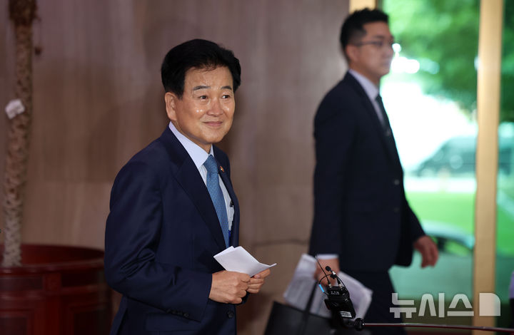 [서울=뉴시스] 김선웅 기자 = 정동영 통일부 장관이 21일 서울 종로구 정부서울청사로 등청하고 있다. 2026.05.21. mangusta@newsis.com