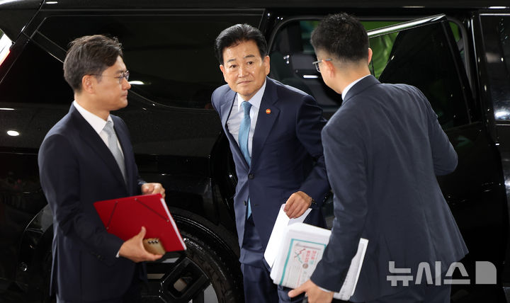 [서울=뉴시스] 김선웅 기자 = 정동영 통일부 장관이 21일 서울 종로구 정부서울청사로 등청하고 있다. 2026.05.21. mangusta@newsis.com