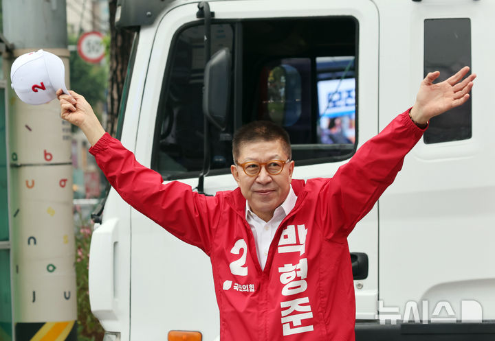  [부산=뉴시스] 하경민 기자 = 제9회 전국동시지방선거 공식 선거운동 첫날인 21일 부산 부산진구 서면교차로에서 국민의힘 박형준 부산시장 후보가 출근길 시민들에게 인사하며 지지를 호소하고 있다. 2026.05.21. yulnetphoto@newsis.com