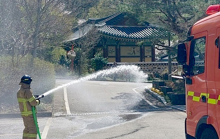 [광주=뉴시스] 광주소방, 전통사찰 화재 대응훈련. (사진=광주시소방안전본부 제공). photo@newsis.com *재판매 및 DB 금지