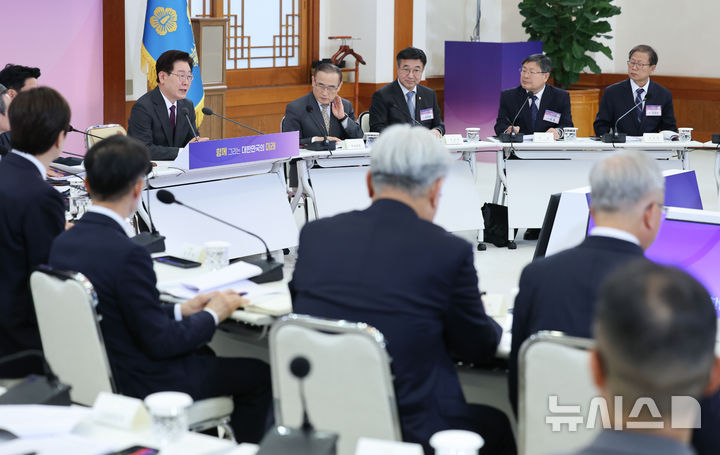 [서울=뉴시스] 고범준 기자 = 이재명 대통령이 21일 청와대에서 열린 대통령 소속 자문회의·위원회 간담회에서 발언하고 있다. 2026.05.21. bjko@newsis.com