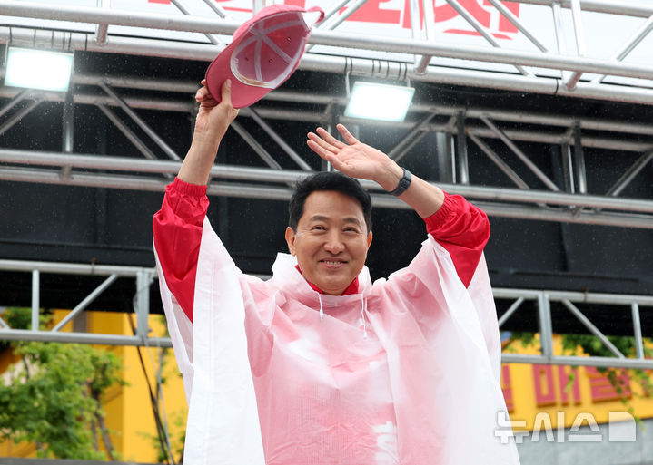 [서울=뉴시스] 이영환 기자 = 오세훈 국민의힘 서울시장 후보가 21일 오전 서울 강북구 삼양사거리에서 열린 선거 유세에서 인사를 하고 있다. 2026.05.21. 20hwan@newsis.com