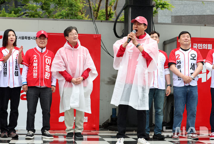 [서울=뉴시스] 이영환 기자 = 오세훈 국민의힘 서울시장 후보가 21일 오전 서울 강북구 삼양사거리에서 선거 유세를 하고 있다. 2026.05.21. 20hwan@newsis.com