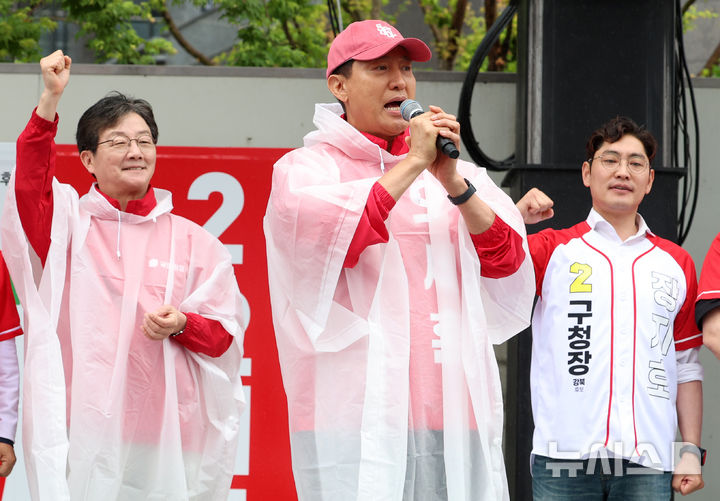 [서울=뉴시스] 이영환 기자 = 오세훈 국민의힘 서울시장 후보가 21일 오전 서울 강북구 삼양사거리에서 선거 유세를 하고 있다. 2026.05.21. 20hwan@newsis.com