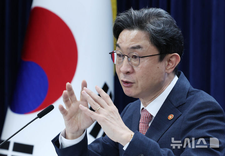 [서울=뉴시스] 조수정 기자 = 이억원 금융위원회 위원장이 21일 오전 서울 종로구 정부서울청사에서 기자간담회를 하고 있다. 2026.05.21. chocrystal@newsis.com