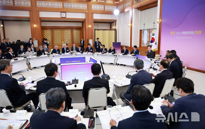 [서울=뉴시스] 고범준 기자 = 이재명 대통령이 21일 청와대에서 열린 대통령 소속 자문회의·위원회 간담회에서 발언하고 있다. 2026.05.21. bjko@newsis.com