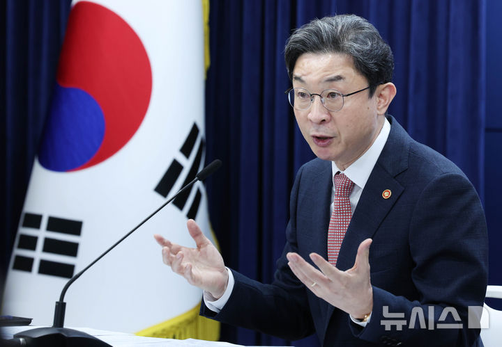 [서울=뉴시스] 조수정 기자 = 이억원 금융위원회 위원장이 21일 오전 서울 종로구 정부서울청사에서 기자간담회를 하고 있다. 2026.05.21. chocrystal@newsis.com