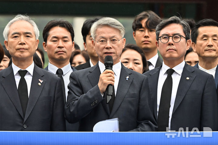 [광주=뉴시스] 이영주 기자 = 더불어민주당 민형배 전남광주통합특병시장 후보가 6·3지방선거 공식 선거 운동이 시작된 21일 오전 광주 북구 운정동 국립5·18민주묘지에서 출정식에 참여하고 있다. 2026.05.21. leeyj2578@newsis.com