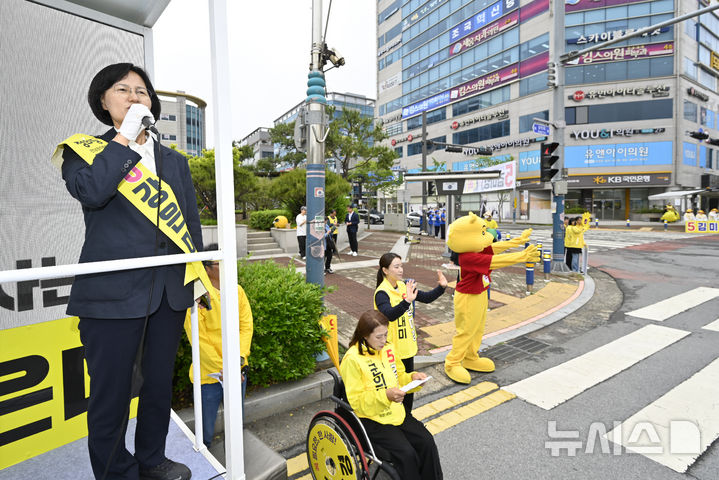 [무안=뉴시스] 박기웅 기자 = 강은미 정의당 전남광주통합특별시장 후보가 6·3 지방선거 공식 선거운동 첫날인 21일 오전 전남 무안군 삼향읍 한 교차로에서 유권자에게 지지를 호소하고 있다. 2026.05.21. pboxer@newsis.com