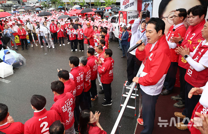 [대전=뉴시스] 김금보 기자 = 장동혁 국민의힘 대표가 21일 오전 대전 동구 대전역 서광장에서 열린 대전 지역 후보 합동 출정식에서 표심에 호소하고 있다. 2026.05.21. kgb@newsis.com