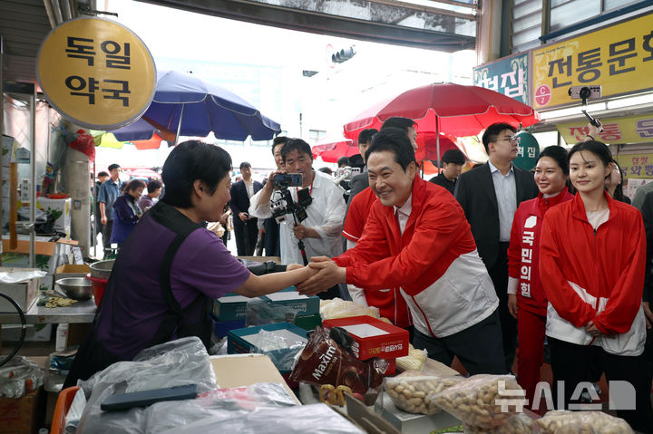 [대전=뉴시스] 김금보 기자 = 장동혁 국민의힘 대표가 21일 오전 대전 동구 대전 중앙시장에서 상인들과 인사하고 있다. 2026.05.21. kgb@newsis.com
