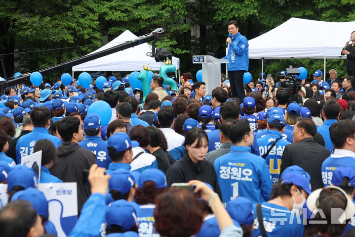 [서울=뉴시스] 권창회 기자 = 정원오 더불어민주당 서울시장 후보가 21일 서울 성동구 왕십리역 광장에서 열린 출정식에서 지지호소를 하고 있다. 2026.05.21. kch0523@newsis.com