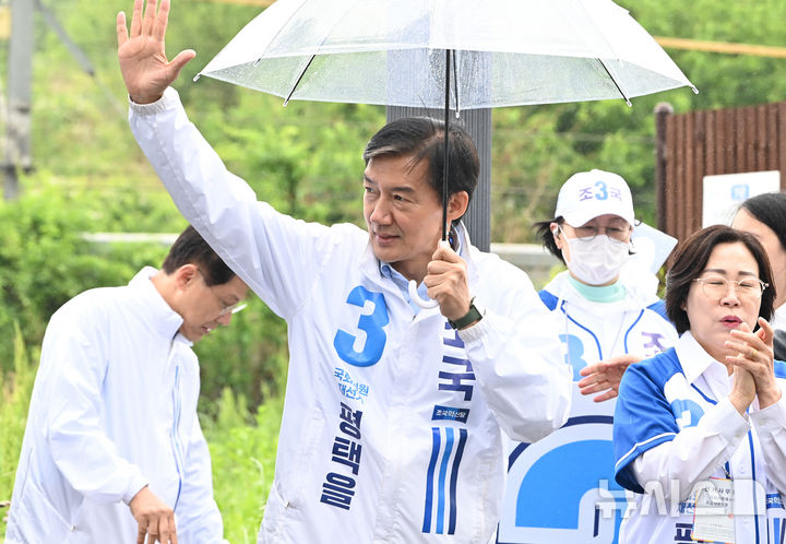 [평택=뉴시스] 김종택기자 = 경기 평택을 국회의원 재선거에 출마한 조국 조국혁신당 후보가 21일 경기 평택시 고덕동 KTX 경기남부역사 예정부지에서 열린 공식선거운동 출정식에서 지지를 호소하고 있다. 2026.05.21. jtk@newsis.com