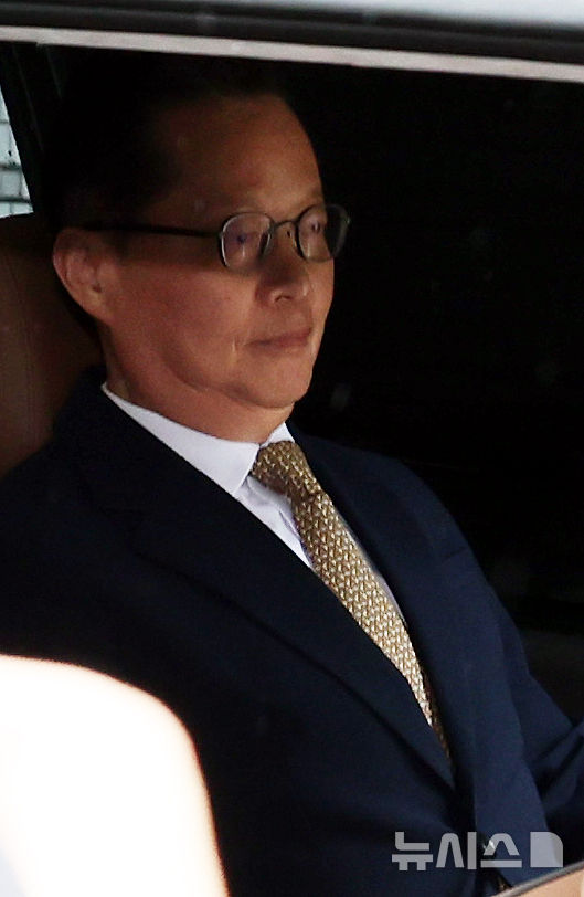 [서울=뉴시스] 박주성 기자 = 12·3 비상계엄 선포 전후로 내란 행위를 선전한 혐의를 받는 이은우 전 한국정책방송원(KTV) 원장이 21일 오후 서울 서초구 서울중앙지방법원에서 구속 전 피의자 심문(영장실질심사)을 마친 후 법원을 나서고 있다. 2026.05.21. park7691@newsis.com