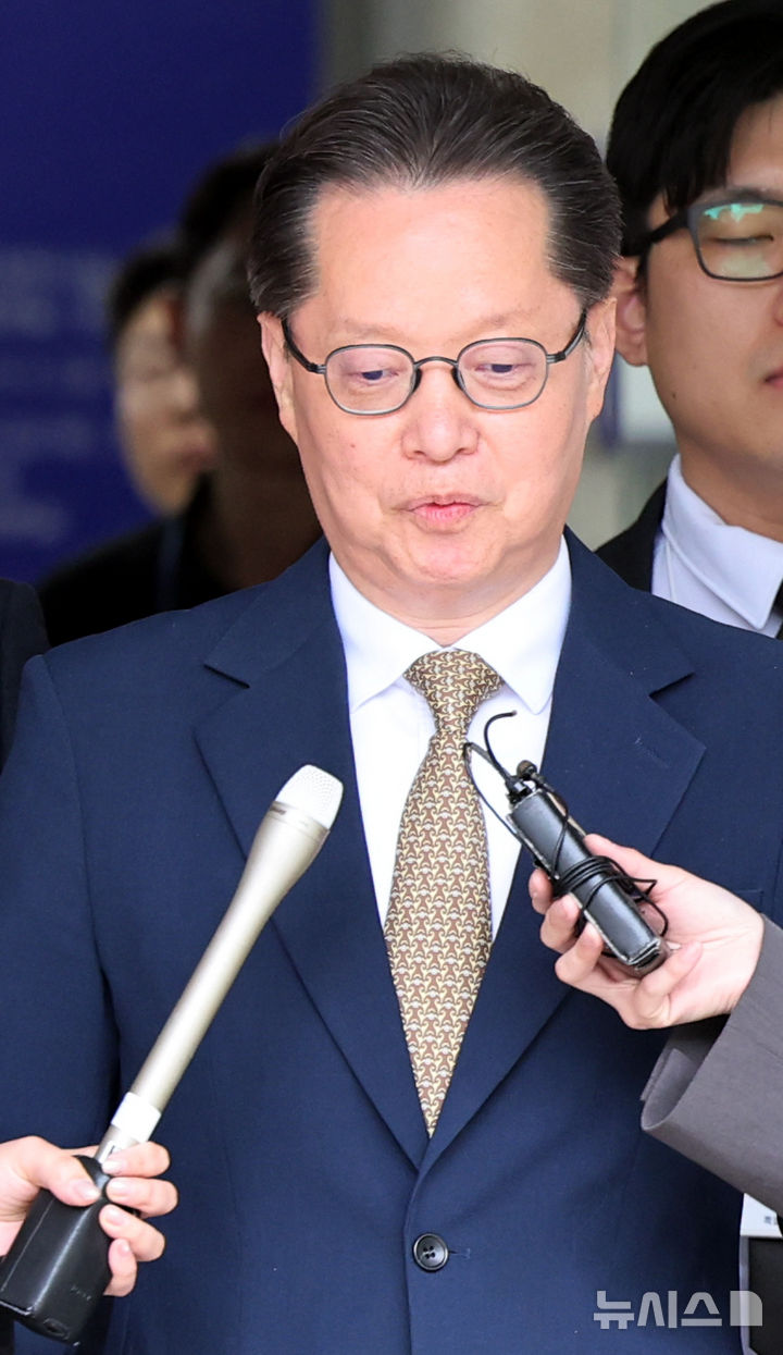 [서울=뉴시스] 박주성 기자 = 12·3 비상계엄 선포 전후로 내란 행위를 선전한 혐의를 받는 이은우 전 한국정책방송원(KTV) 원장이 21일 오후 서울 서초구 서울중앙지방법원에서 구속 전 피의자 심문(영장실질심사)을 마친 후 법원을 나서고 있다. 2026.05.21. park7691@newsis.com