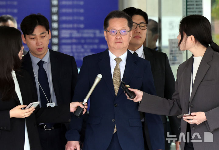 [서울=뉴시스] 박주성 기자 = 12·3 비상계엄 선포 전후로 내란 행위를 선전한 혐의를 받는 이은우 전 한국정책방송원(KTV) 원장이 21일 오후 서울 서초구 서울중앙지방법원에서 구속 전 피의자 심문(영장실질심사)을 마친 후 법원을 나서고 있다. 2026.05.21. park7691@newsis.com