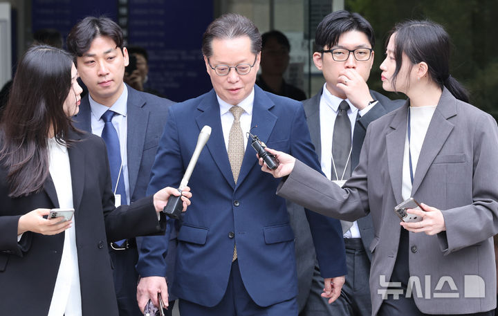 [서울=뉴시스] 박주성 기자 = 12·3 비상계엄 선포 전후로 내란 행위를 선전한 혐의를 받는 이은우 전 한국정책방송원(KTV) 원장이 21일 오후 서울 서초구 서울중앙지방법원에서 구속 전 피의자 심문(영장실질심사)을 마친 후 법원을 나서고 있다. 2026.05.21. park7691@newsis.com