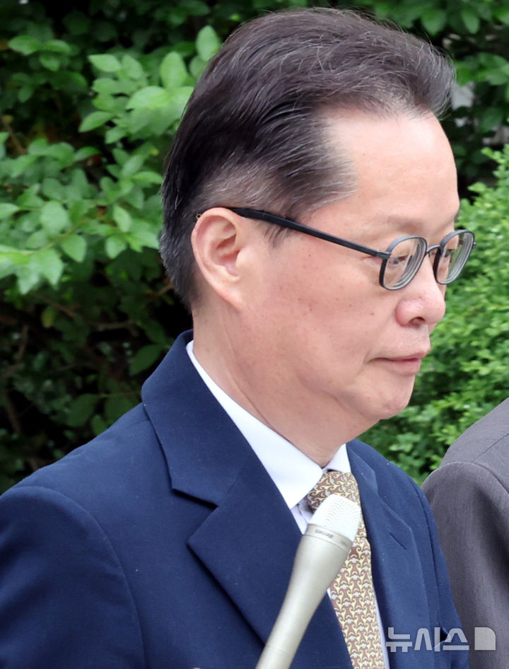 [서울=뉴시스] 박주성 기자 = 12·3 비상계엄 선포 전후로 내란 행위를 선전한 혐의를 받는 이은우 전 한국정책방송원(KTV) 원장이 21일 오후 서울 서초구 서울중앙지방법원에서 구속 전 피의자 심문(영장실질심사)을 마친 후 법원을 나서고 있다. 2026.05.21. park7691@newsis.com