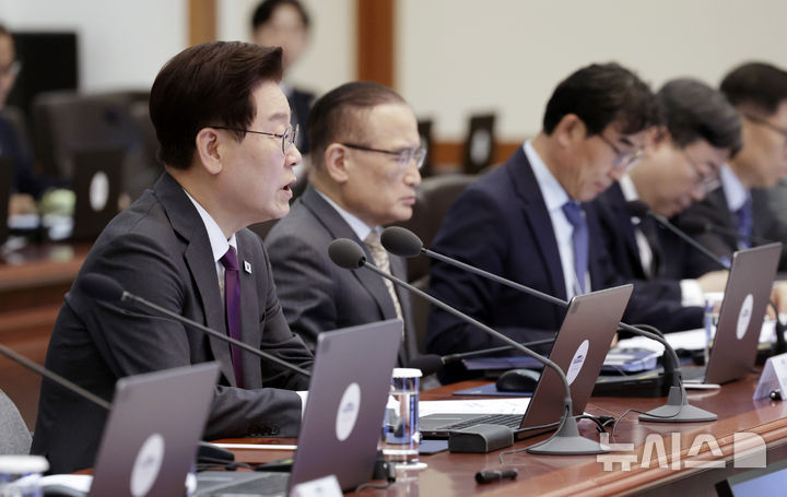 [서울=뉴시스] 최동준 기자 = 이재명 대통령이 21일 청와대에서 열린 수석보좌관회의에서 발언하고 있다. 2026.05.21. photocdj@newsis.com