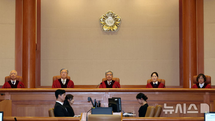 [서울=뉴시스] 이영환 기자 = 김상환 헌법재판소장과 헌법재판관들이 21일 오후 서울 종로구 헌법재판소 심판정에서 열린 5월 심판사건 선고에 참석해 자리에 앉아 있다. 2026.05.21. 20hwan@newsis.com