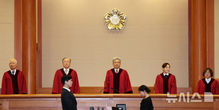 [서울=뉴시스] 이영환 기자 = 김상환 헌법재판소장과 헌법재판관들이 지난 21일 오후 서울 종로구 헌법재판소 심판정에서 열린 5월 심판사건 선고에 참석하고 있다. 2026.05.25. 20hwan@newsis.com