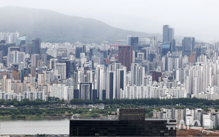 [서울=뉴시스] 김혜진 기자 = 21일 서울 중구 남산에서 서울 시내 아파트가 보이고 있다. 2026.05.21. jini@newsis.com