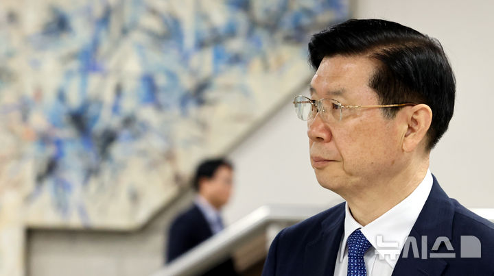 [서울=뉴시스] 박주성 기자 = 12·3 비상계엄 이후 주요 관련자들의 비화폰 정보를 삭제한 혐의로 기소된 박종준 전 대통령경호처장이 1심에서 무죄를 선고받았다. 사진은 박 전 처장이 21일 오후 서울 서초구 서울중앙지방법원에서 열린 선고기일에 출석하는 모습. 2026.05.21. park7691@newsis.com