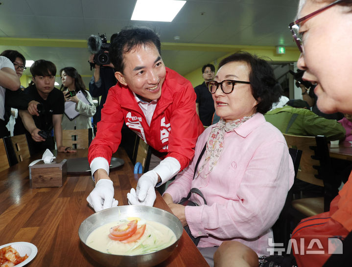 [부산=뉴시스] 김진아 기자 = 제9회 전국동시지방선거 및 국회의원 재·보궐선거의 공식 선거운동이 시작된 21일 박민식 국민의힘 부산 북구갑 국회의원 보궐선거 후보가 부산 북구 남산정복지관에서 열린 콩국수 나눔행사에서 콩국수를 나르고 있다. 2026.05.21. bluesoda@newsis.com