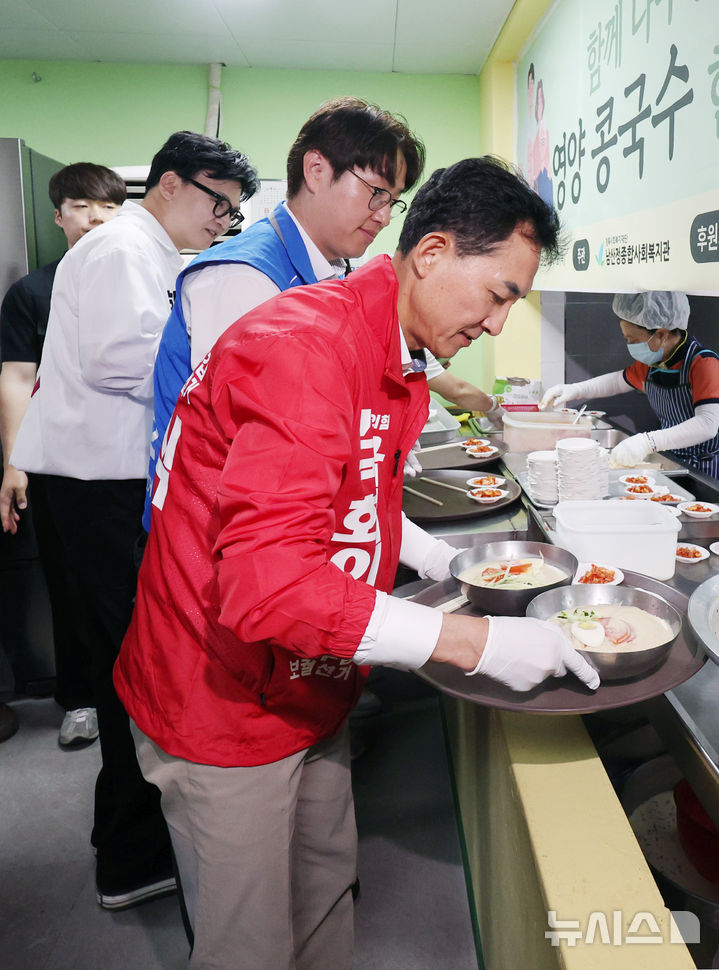 [부산=뉴시스] 김진아 기자 = 제9회 전국동시지방선거 및 국회의원 재·보궐선거의 공식 선거운동이 시작된 21일 부산 북구갑 국회의원 보궐선거 국민의힘 박민식, 더불어민주당 하정우, 무소속 한동훈 후보가 부산 북구 남산정복지관에서 열린 콩국수 나눔행사에서 콩국수를 나르고 있다. 2026.05.21. bluesoda@newsis.com